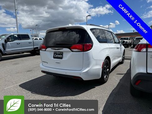 Used 2018 Chrysler Pacifica Touring-L FWD image 13