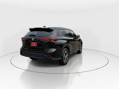 Used 2022 Toyota Highlander XLE image 8