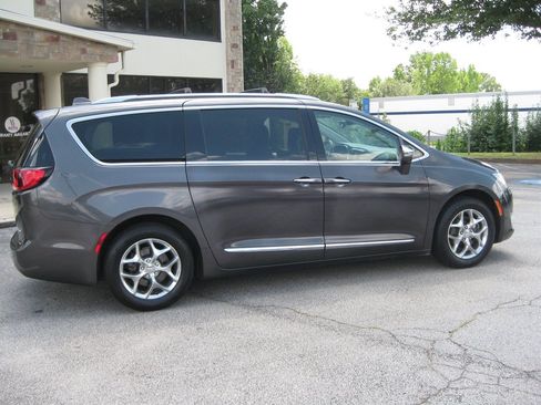 Used 2018 Chrysler Pacifica Limited FWD image 8