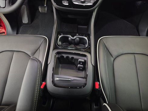 New 2026 Chrysler Pacifica Limited image 17