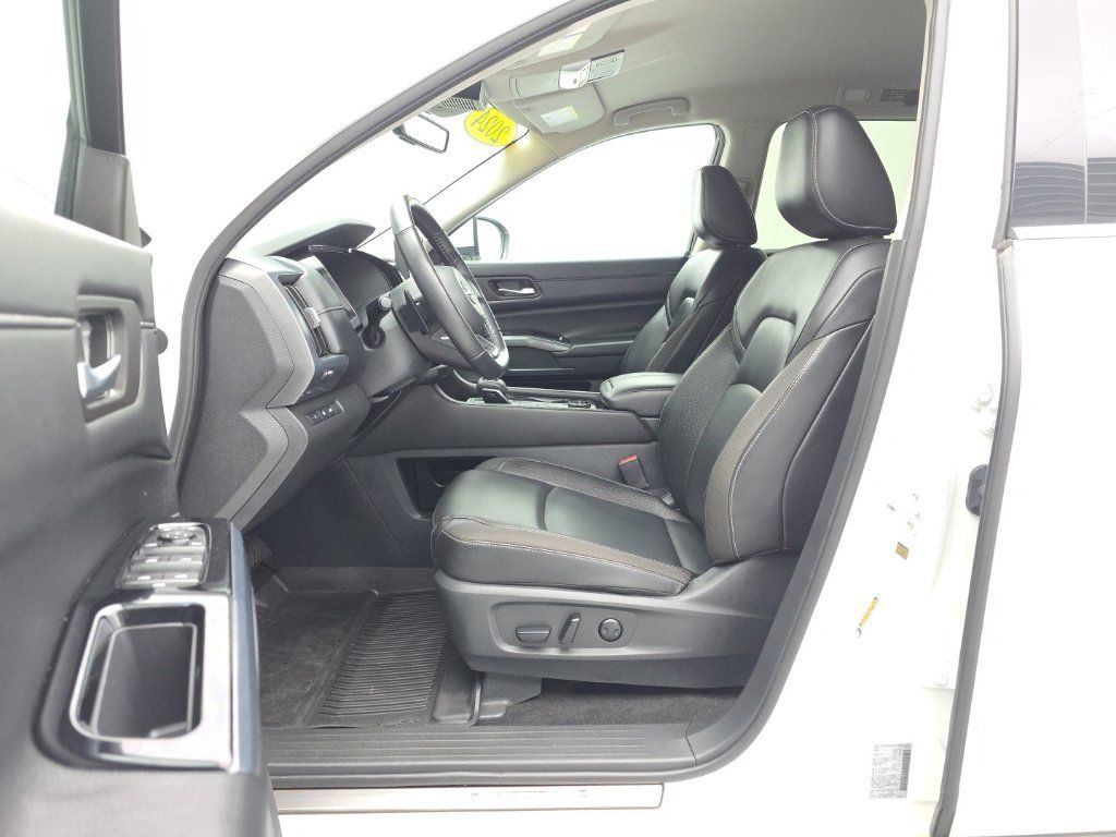 Used 2024 Nissan Pathfinder SL w/ Lighting Package (N92) AWD/4WD image 10