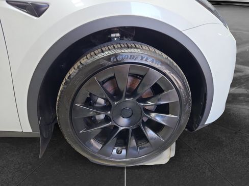Used 2022 Tesla Model Y Long Range image 36