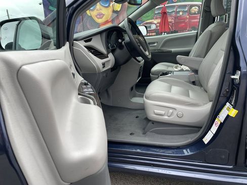 Used 2019 Toyota Sienna XLE Premium AWD/4WD image 14