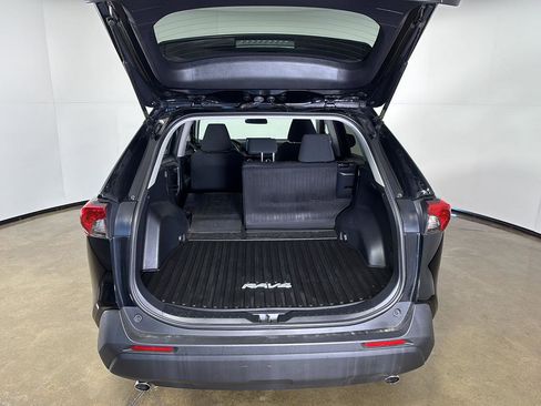 Used 2021 Toyota RAV4 LE image 16