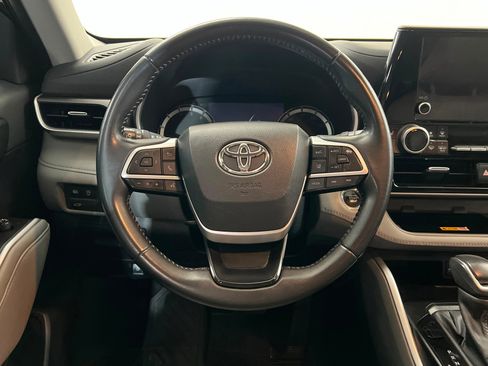 Used 2023 Toyota Highlander XLE AWD/4WD image 13