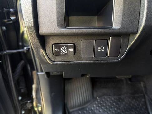 Used 2018 Toyota Tacoma SR5 AWD/4WD image 17