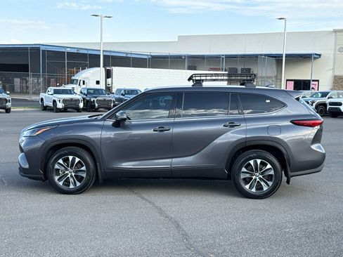 Used 2022 Toyota Highlander XLE AWD/4WD image 7