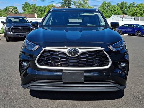 Used 2022 Toyota Highlander XLE AWD/4WD image 2