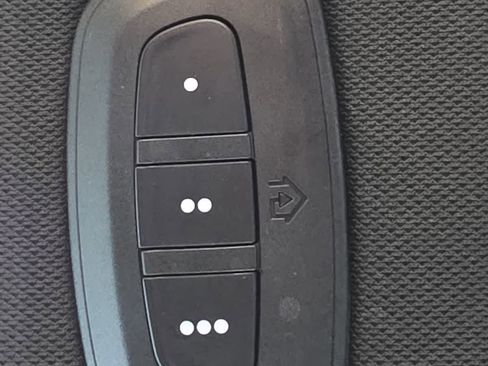 Used 2025 Chrysler Pacifica Limited FWD image 26