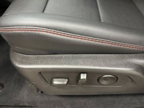 Used 2025 Chevrolet Colorado Z71 w/ Technology Package AWD/4WD image 25