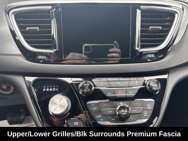 Used 2018 Chrysler Pacifica Touring-L w/ Premium Audio Group FWD image 22