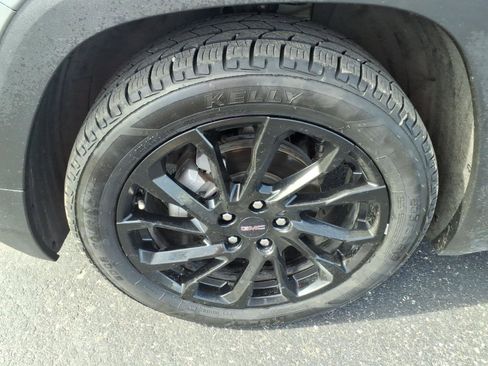 Used 2023 GMC Terrain SLE w/ Driver Convenience Package FWD image 9
