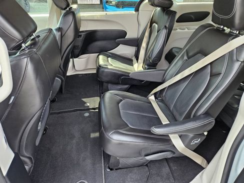 Used 2024 Chrysler Pacifica Touring-L FWD image 14