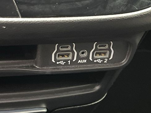 Used 2025 Chrysler Pacifica Select FWD image 24