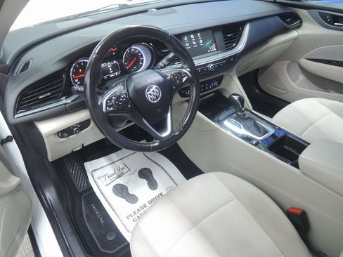 Used 2018 Buick Regal Preferred image 4