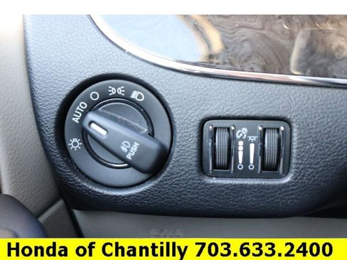 Used 2013 Chrysler Town & Country Touring-L image 13