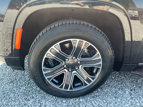 Used 2024 Jeep Wagoneer Series II w/ Flexible Seating Group RWD image 7