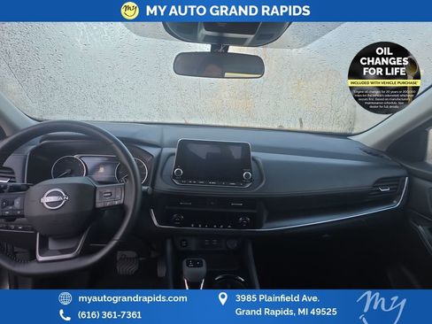 Used 2025 Nissan Rogue SV AWD/4WD image 12