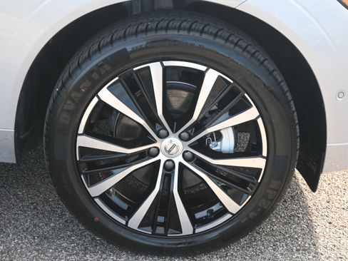 Used 2025 Volvo XC60 B5 Plus image 21