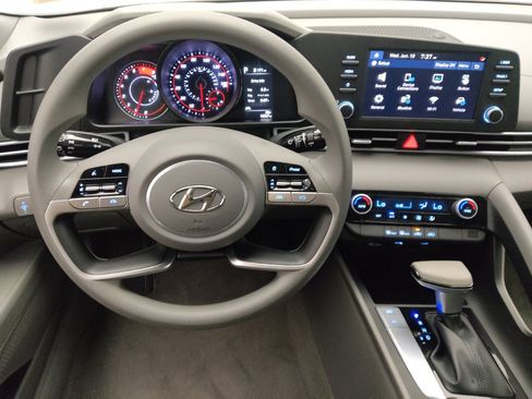 Used 2023 Hyundai Elantra SEL w/ Preferred Accessory Package FWD image 22