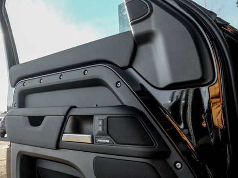 Used 2025 Land Rover Defender 110 S image 11