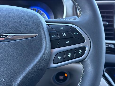 Used 2023 Chrysler Pacifica Touring-L image 24