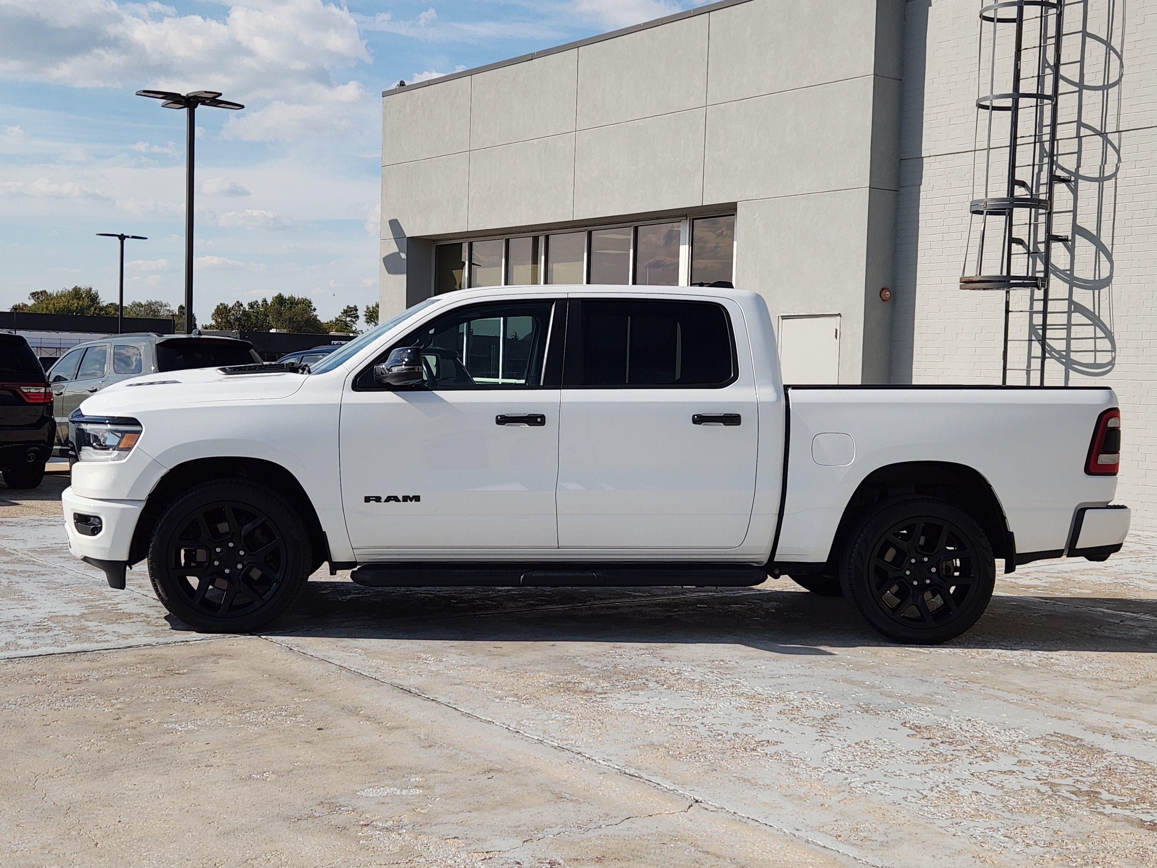 Used 2023 RAM 1500 Laramie AWD/4WD image 5