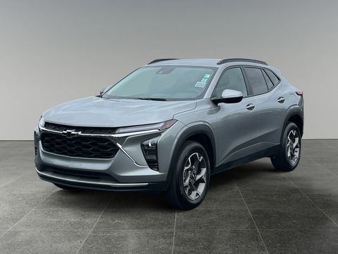 Used 2025 Chevrolet Trax LT w/ Driver Confidence Package FWD image 3