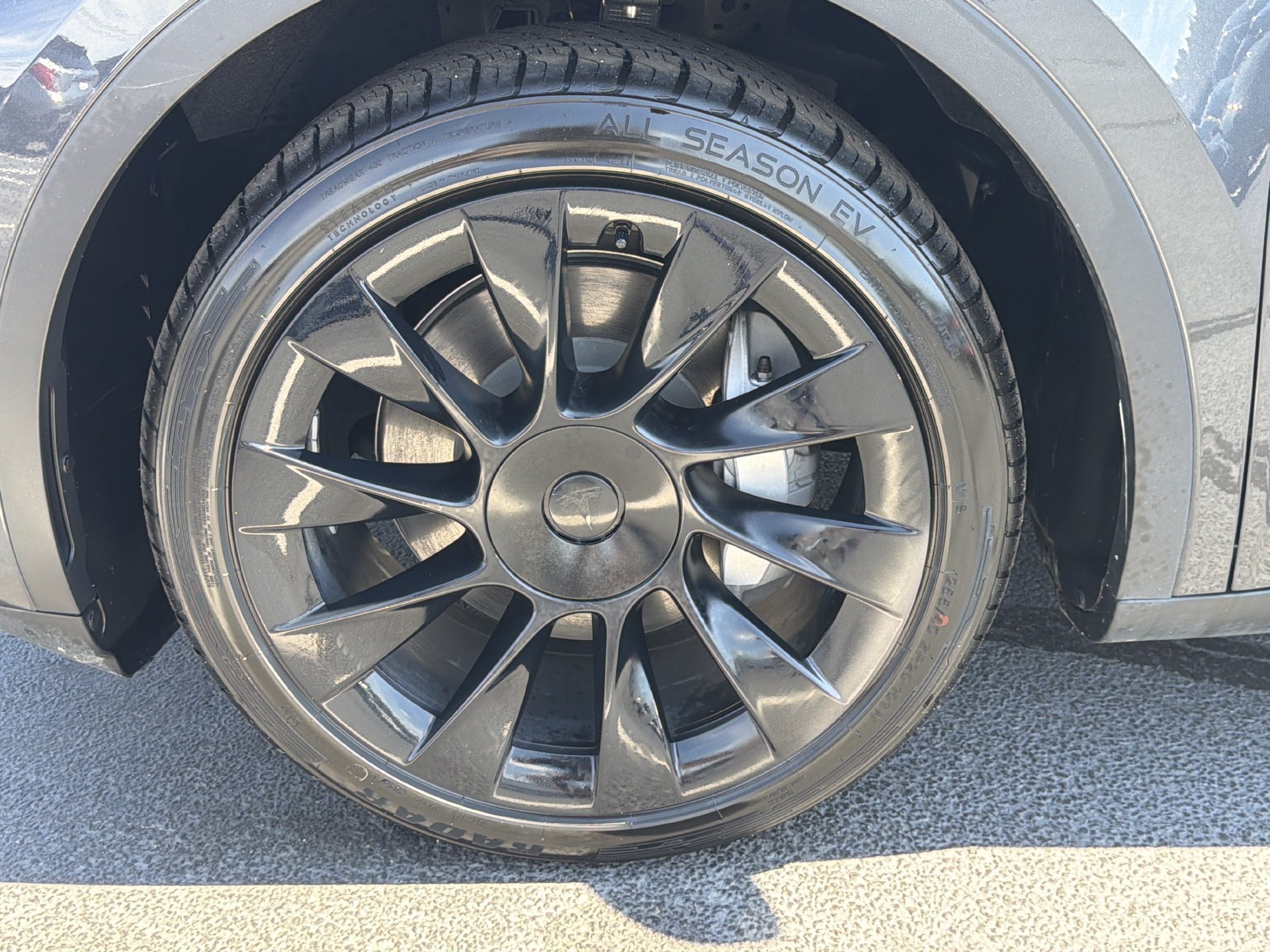 Used 2024 Tesla Model Y Long Range AWD/4WD image 33