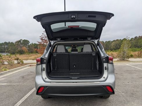 Used 2023 Toyota Highlander L image 38