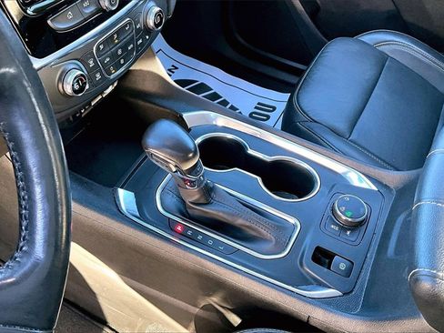 Used 2021 Chevrolet Traverse LT image 17