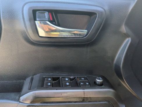 Used 2018 Toyota Tacoma TRD Off-Road AWD/4WD image 12
