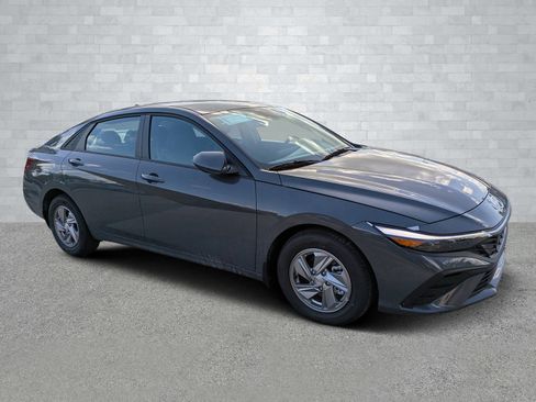 New 2026 Hyundai Elantra SE image 1