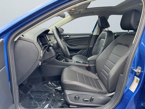 Used 2024 Volkswagen Jetta SE w/ Panoramic Sunroof Package FWD image 9