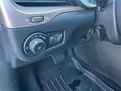 Used 2017 Jeep Cherokee Latitude w/ Safety/Convenience Group image 28