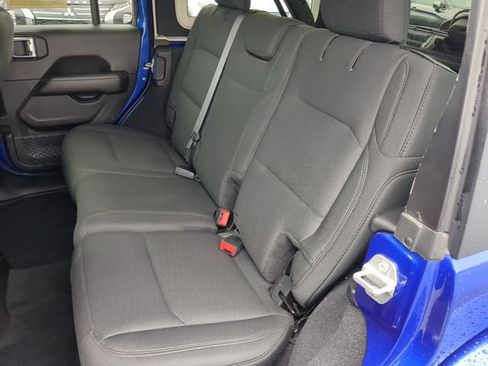 Used 2018 Jeep Wrangler Unlimited Sahara AWD/4WD image 19