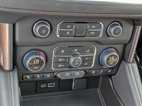 Used 2024 Chevrolet Suburban High Country AWD/4WD image 32