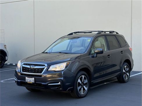 Used 2017 Subaru Forester 2.5i Premium w/ All-Weather Package AWD/4WD image 4