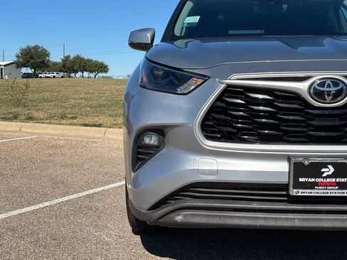 Used 2023 Toyota Highlander XLE image 4
