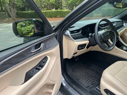 Used 2024 Jeep Grand Cherokee Limited RWD image 4