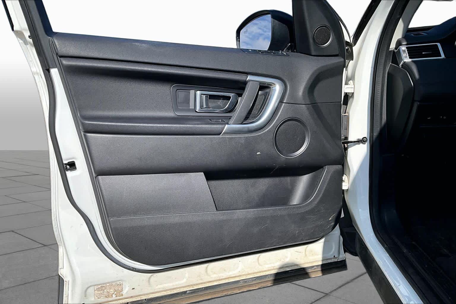 Used 2018 Land Rover Discovery Sport SE AWD/4WD image 23