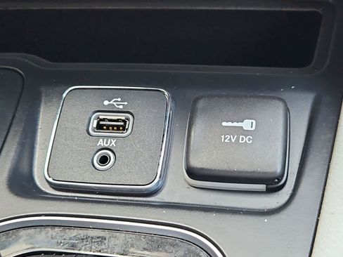 Used 2019 Jeep Cherokee Limited w/ Technology Group AWD/4WD image 31