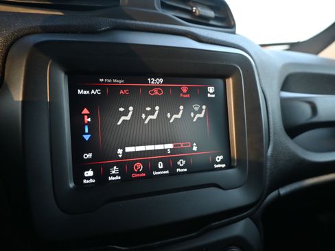 Used 2020 Jeep Renegade Latitude image 26