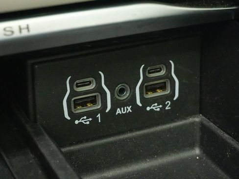 Used 2024 Chrysler Pacifica Limited AWD/4WD image 27
