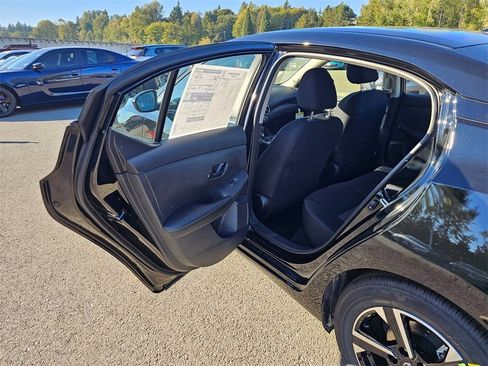 New 2025 Nissan Sentra SV w/ Trunk Package image 18