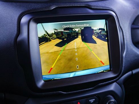 Used 2021 Jeep Renegade Latitude FWD image 24