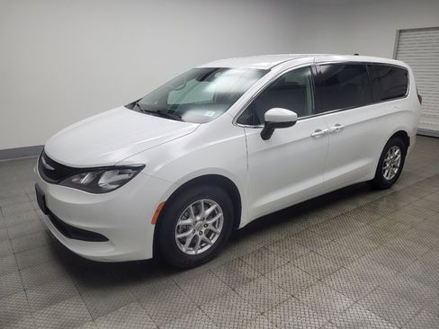 Used 2023 Chrysler Voyager LX image 2