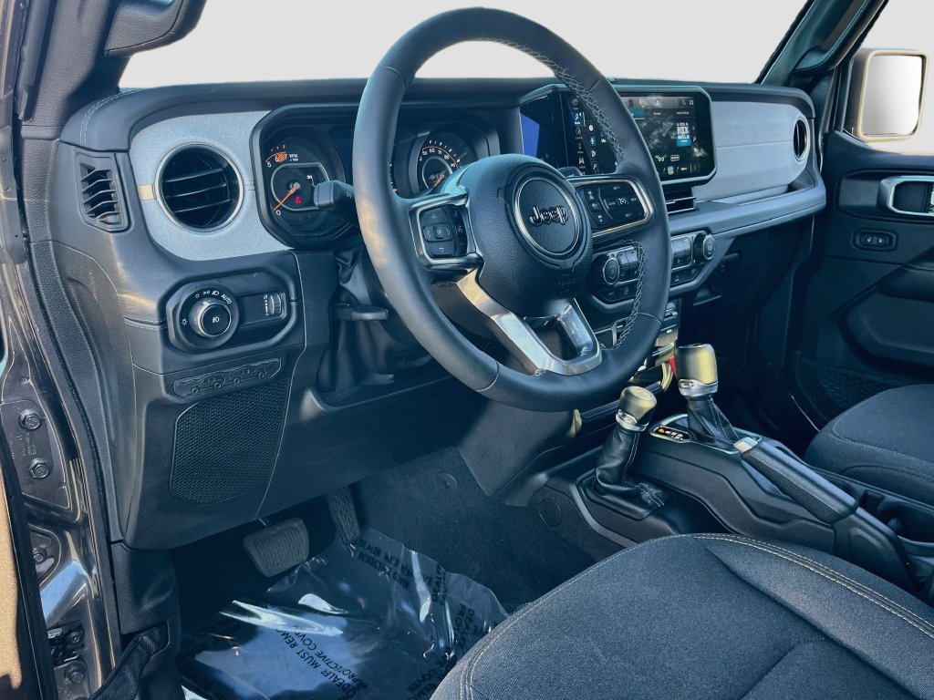 Used 2026 Jeep Wrangler Unlimited Sahara AWD/4WD image 9
