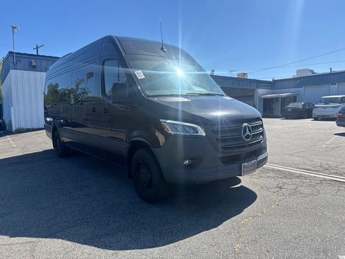 Used 2024 Mercedes-Benz Sprinter 2500 image 3