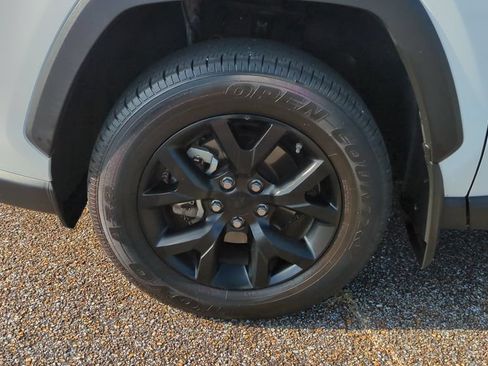 Used 2023 Toyota RAV4 LE FWD image 10